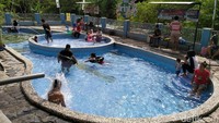 Selain itu juga ada anak-anak dan keluarga yang bermain air di Umbul Brintik (Ahmad Syauqi/detikcom)
