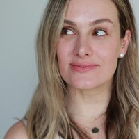 Dr Nikki Stamp adalah seorang dokter bedah jantung yang juga presenter dan penulis. Wanita tersebut dikenal sering berbagi tips kesehatan terutama jantung dan mendukung para wanita dalam dunia medis. Foto: Instagram @drnikkistamp