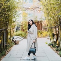 Gigi melengkapi gayanya tersebut dengan tas Hermes hitam. Tas seri Constance 24 Epsom GHW itu seharga sekitar Rp 240 juta.  Foto: dok. Instagram