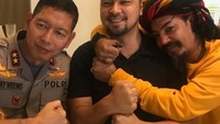 Sosok Master Limbad memang terkenal sangar, tetapi kala kulineran ia justru punya gaya yang seru dan menyenangkan. Seperti saat makan siang bersama dengan seorang polisi dan Sultan Djorghi. Foto: Instagram @limbadindonesia
