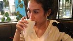 Kenalan dengan Shella O, Asisten Hotman Paris yang Cantik dan Doyan Ngopi
