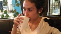 Foto ini jadi bukti kalau Shella memang doyan banget sama minuman kopi. Kemana-mana pasti tak bisa lepas dari kopi. Foto: Instagram @shellao.id