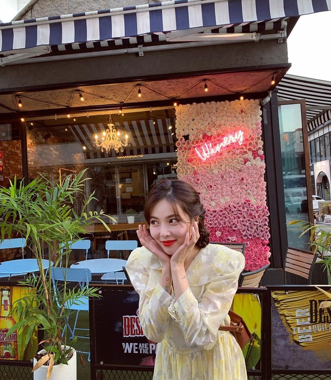 Wanita 27 tahun tersebut menulis bahwa ia sudah bermimpi untuk tampil di panggung sejak kecil. Ketika akhirnya mimpi itu terwujud, Hyuna pun merasa bersyukur. Namun ada kalanya, ia merasa punya tanggung jawab besar dan terus bekerja hingga tidak tahu sebenarnya menderita gangguan mental. (Foto: Instagram @hyuna_aa)