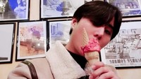 Menikmati satu cone es krim yang manis, Young K tak malu saat mengabadikan fotonya. Foto: Instagram @day6kilogram