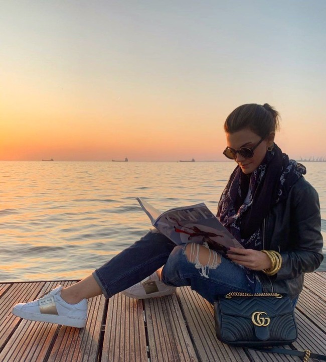 Di sela kesibukannya, Thaleia Karafyllidou tetap menyempatkan diri berpelesir untuk kabur sejenak dari kepenatan kerjaan. Gaya liburan kasualnya dengan aksesori statement keluaran brand ternama seperti tas Gucci yang dipakainya ini. (Foto: Instagram/@thaleiavoguegr)