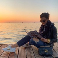 Di sela kesibukannya, Thaleia Karafyllidou tetap menyempatkan diri berpelesir untuk kabur sejenak dari kepenatan kerjaan. Gaya liburan kasualnya dengan aksesori statement keluaran brand ternama seperti tas Gucci yang dipakainya ini. (Foto: Instagram/@thaleiavoguegr)