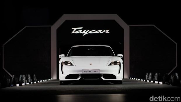 Mobil listrik sporty asal Jerman, Porsche Taycan mulai masuk Asia Tenggara. Porsche Taycan dilunurkan di Singapura beberapa waktu lalu.
