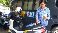 Banyak kendaraan pemudik yang terjebak macet selama berhari hari tanpa perbekalan, bbm, makanan, minuman dan obat obatan yang cukup. Atas kondisi tersebut, hanya sepeda motor yang dapat menjangkau dan mengirim bantuan saat itu. Foto: Imam Suripto/detikcom