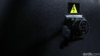 Tempat pengisian baterai motor polisi listrik dari Gesits.
