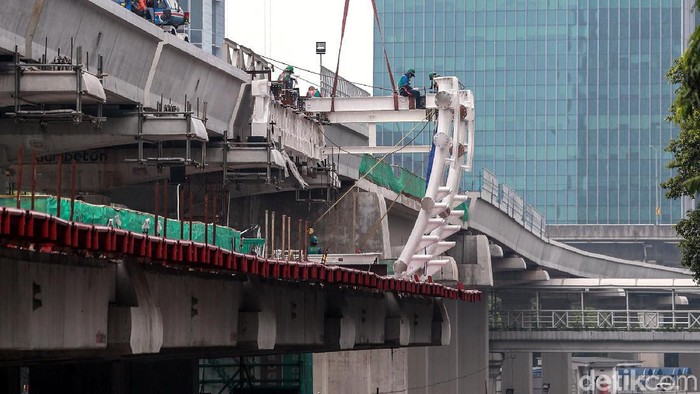 Proyek LRT Jabodebek terus berjalan. Adhi Karya memaparkan hingga 22 November 2019 progres pengerjaan konstruksi LRT Jabodebek sudah menyentuh angka 67,56%.