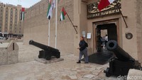 Salah satu destinasi yang bisa jadi tempat melihat masa lalu Dubai adalah Dubai Museum. Berada di kawasan Old Dubai, Dubai Museum memilih sebuah bekas benteng sebagai tempat menyimpan masa lalu, Al Fahidi. (Bonauli/detikcom)