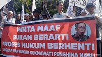 Ratusan orang dari berbagai ormas Islam mengatasnamakan Aliansi Umat Islam menggelar Aksi Bela Nabi di depan Gedung Negara Grahadi, Surabaya, Jumat (29/11/2019).