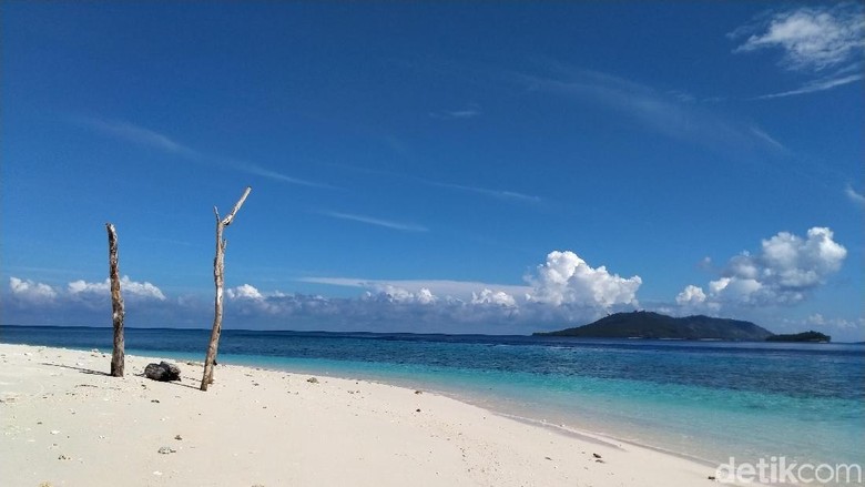 Pantai pasir putih berhadapan dengan Pulau Lihaga (Afif Farhan/detikcom) Pantai pasir putih berhadapan dengan Pulau Lihaga (Afif Farhan/detikcom)