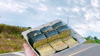Saat berlibur di Jeju, Jee Won tak lupa cicip kuliner populer di sana. Mirip kimbap, hidangan ini berupa nasi dan telur. Foto: Instagram love__lean
