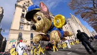 Parade tahunan ini digelar untuk merayakan Hari Thanksgiving yang merupakan salah satu perayaan nasional di Negeri Paman Sam tersebut. Beragam balon berbentuk karakter animasi populer berukuran raksasa diarak dalam parade tersebut, salah satunya adalah balon berbentuk karakter animasi Paw Patrol ini. Michael Loccisano/Getty Images.