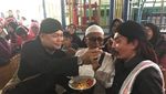 Kedua Istrinya Berseteru, Master Limbad Tetap Seru Kulineran