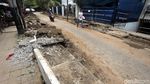 Potret Tumpukan Tanah Galian yang Menutupi Jalan di Cikini