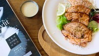 Sering kali Jee Won memamerkan makanan pilihannya di Instagram. Seperti ketika ia makan salmon panggang dengan sayuran dan dressing yang gurih creamy. Nyammm! Foto: Instagram love__lean