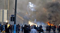 Para demonstran itu menutup jalan-jalan dan pasukan polisi dan militer dikerahkan di provinsi-provinsi yang kaya minyak. Anmar Khalil/AP Photo.
