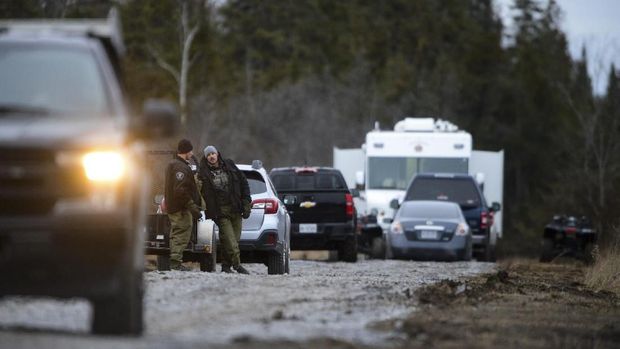 Petugas berjaga di sekitar lokasi jatuhnya pesawat di dekat Danau Ontario