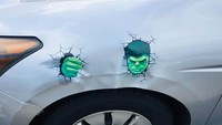 Untuk menutupi penyok, mobil diberi stiker Hulk. (Boredpanda)