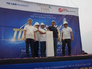 Chairul Tanjung Lakukan Topping Off Tower Pertama Transpark Juanda