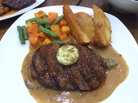 Karniv.012: Puas Makan Rib Eye Steak Berbalur Bumbu Kopi dan Saus Mentega