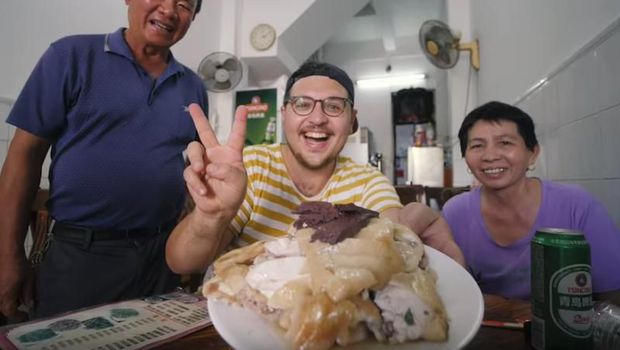 Saking Sukanya, YouTuber Ini Cari Asal Usul Nasi Hainan hingga Ke China