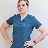 Nikki mengaku merasa tidak nyaman ketika ditanya anak perempuan atau remaja tentang apakah mereka bisa menjadi dokter bedah. Apalagi Nikki merupakan satu dari sangat sedikit wanita yang dapat meraihnya. Foto: Instagram @drnikkistamp