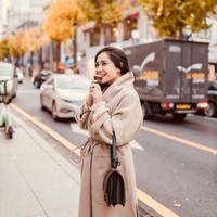 Inilah gaya cantik dan imut wanita 31 tahun itu saat liburan ke Korea. Gigi berpose sambil memakan es krim. Seperti artis Korea, ya?  Foto: dok. Instagram