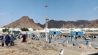 Jemaah haji juga bisa mengunjungi Jabal Uhud. Lokasi ini menjadi saksi syahidnya para syuhada dalam Perang Uhud pada 15 Syawal 3 Hijriah. Foto: Erwin Dariyanto/detikcom