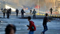 Pejabat keamanan dan petugas medis mengatakan ada 4 demonstran tewas dan 22 lainnya luka-luka. Anmar Khalil/AP Photo.