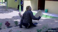 Posisi ruang kelas dengan ruang berseberangan berjarak sekitar 20 meter dengan kondisi jalan agak menurun. Saat berbelok pun, ada trik yang dilakukan Hikmat. Posisi tubuh Hikmat di atas papan berada agak di belakang hingga bagian depan papan sedikit terangkat. Lalu dia membelokkan dengan keseimbangan tubuh dibantu tangannya.