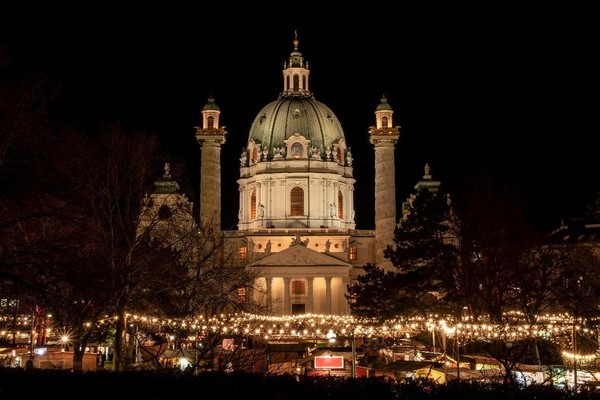Pasar Karlsplatz Art Advent, Wina, Austria merupakan pasar alternatif bagi penggemar seni dan budaya untuk berbelanja produk bertema Natal dan banyak lagi. Anda dapat membeli kerajinan unik dan berkualitas tinggi orisinal dari para pengrajin berbakat (Agoda) Pasar Karlsplatz Art Advent, Wina, Austria merupakan pasar alternatif bagi penggemar seni dan budaya untuk berbelanja produk bertema Natal dan banyak lagi. Anda dapat membeli kerajinan unik dan berkualitas tinggi orisinal dari para pengrajin berbakat (Agoda)