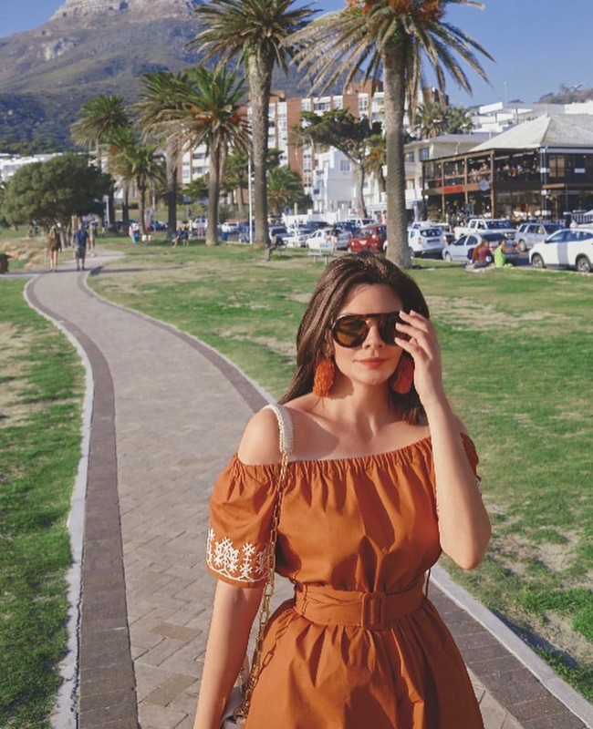 Hampir 10 tahun Yunani mengalami resesi. Kami membawa Vogue kembali ke negara di era baru ketika produk luxury sudah mengalami perubahan. Ini bukan cuma tentang sepasang sepatu atau tas yang indah, tapi luxury berarti waktu bebas Anda dan waktu yang dihabiskan secara offline, ungkap Thaleia tentang strateginya di Vogue. (Foto: Instagram/@thaleiavoguegr)