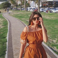 Hampir 10 tahun Yunani mengalami resesi. Kami membawa Vogue kembali ke negara di era baru ketika produk luxury sudah mengalami perubahan. Ini bukan cuma tentang sepasang sepatu atau tas yang indah, tapi luxury berarti waktu bebas Anda dan waktu yang dihabiskan secara offline, ungkap Thaleia tentang strateginya di Vogue. (Foto: Instagram/@thaleiavoguegr)