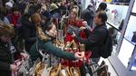 Antusias Warga Berburu Diskon Belanja di Saat Black Friday