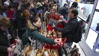 Sejumlah warga mendatangi toko-toko di kawasan Kota New York untuk berburu diskon dan promo belanja di saat Black Friday. Kena Batancur/Getty Images.