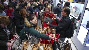Antusias Warga Berburu Diskon Belanja di Saat Black Friday