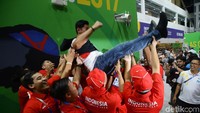 Timnas Polo Air Indonesia putra mengangkat Ketua National Olympic Committe (NOC) Indonesia Raja Sapta Oktohari sebagai wujud kegembiraan setelah menyegel medali emas SEA Games 2019.