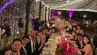 Ryochin kerap membagikan momen kulineran saat ia sendiri, bersama keluarga ataupun teman-temannya. Seperti pesta makan malam yang digelar saat pernikahan sahabatnya ini. Foto: instagram @ryochin424