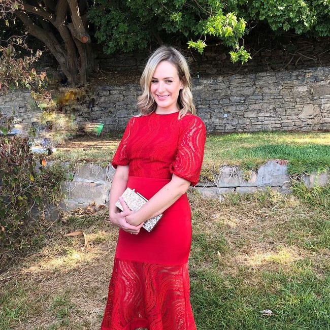 Aku akan mengatakan pada mereka bahwa itu mungkin bukan jalan yang mudah atau adil dan aku akan tetap berjuang dan meminta pertanggungjawaban pada orang dan sistem yang menyebutku pembohong dan perjalanan keras ke depan untuk generasi selanjutnya, ungkapnya.  Foto: Instagram @drnikkistamp  