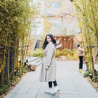 Nagita Slavina saat ini tengah berlibur ke Korea bersama Raffi Ahmad dan putranya Rafathar. Gigi yang selalu tampil kasual terlihat cantik menggunakan coat warna nude di cuaca Korea yang saat ini tengah memasuki musim dingin itu.  Foto: dok. Instagram