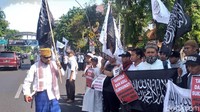 Selama menggelar aksi, mereka membagi-bagikan selebaran dan membentangkan spanduk dan poster yang berisi kecaman terhadap Sukmawati.