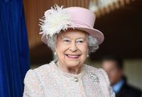 Ternyata, Ratu Elizabeth Lebih Suka Minum dengan Es Batu Berbentuk Bulat