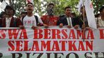 Mahasiswa Geruduk Kemenko Polhukam Tuntut Habib Rizieq Dipulangkan