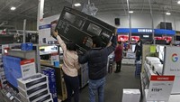 Diskon maupun promo menarik tersebut tak terbatas di satu produk. Salah satu produk yang paling banyak diburu saat Black Friday adalah produk elektronik. Charlie Riedel/AP Photo.