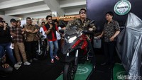 Motor pertama yang dibuka selubungnya ialah bergaya adventure TRK 502.