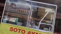 Penjual soto yang satu ini punya cara unik buat memasarkan jualannya. Ia memasang nama soto yang bikin orang emosi. Agak kasar sih tapi efektif menarik perhatian.  Foto: istimewa