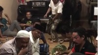 Duduk lesehan Master Limbad tampak lahap makan nasi liwet bersama dengan teman-temannya. Foto: Instagram @limbadindonesia